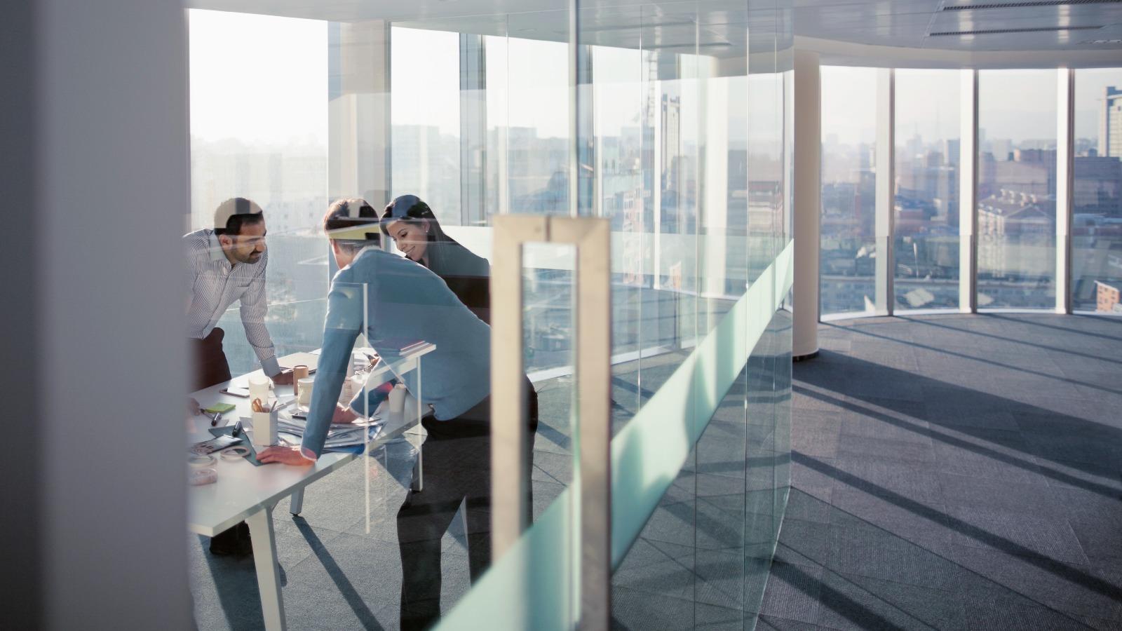 Businessmeeting in Büro mit Skyline-Ausblick