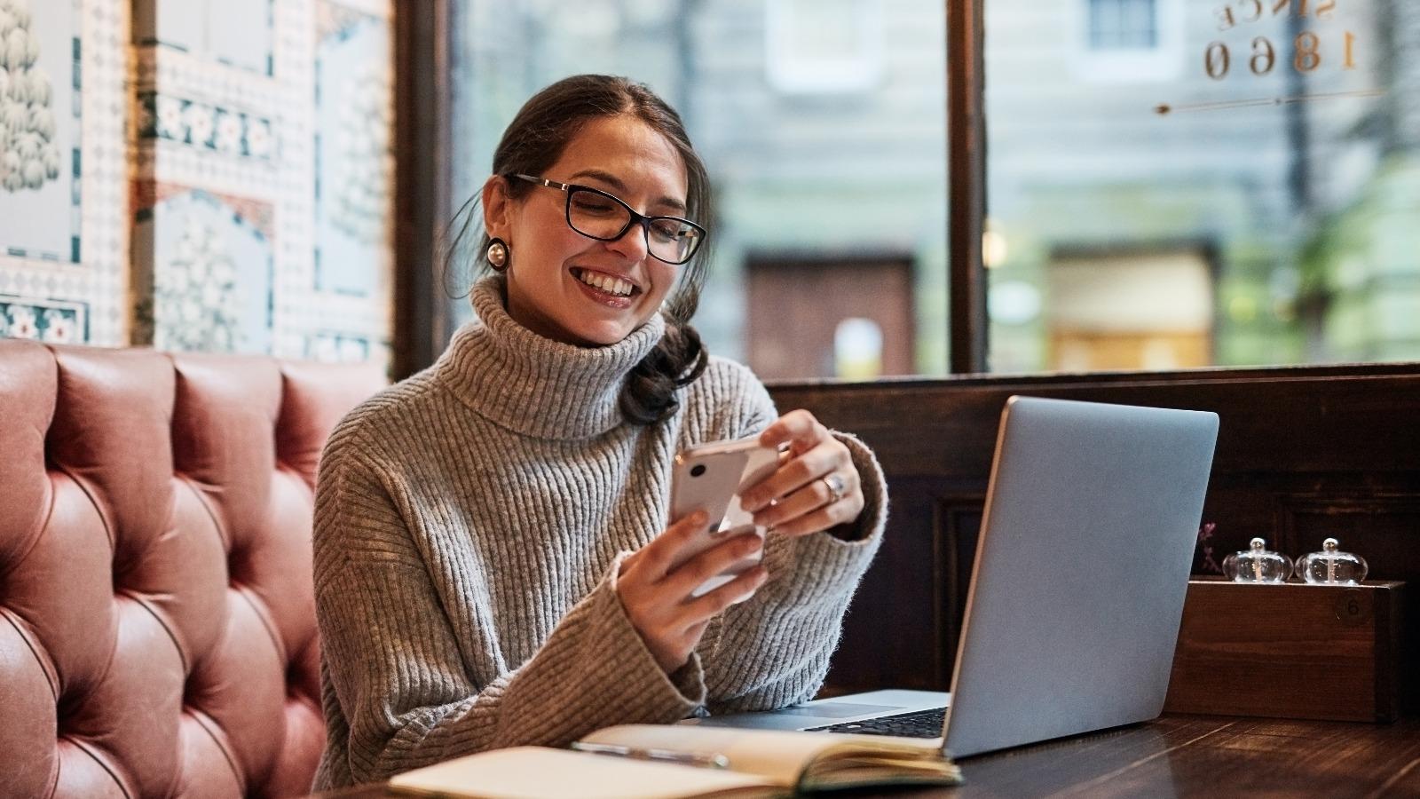 Coffee Shop lächeln und Frau mit Handy